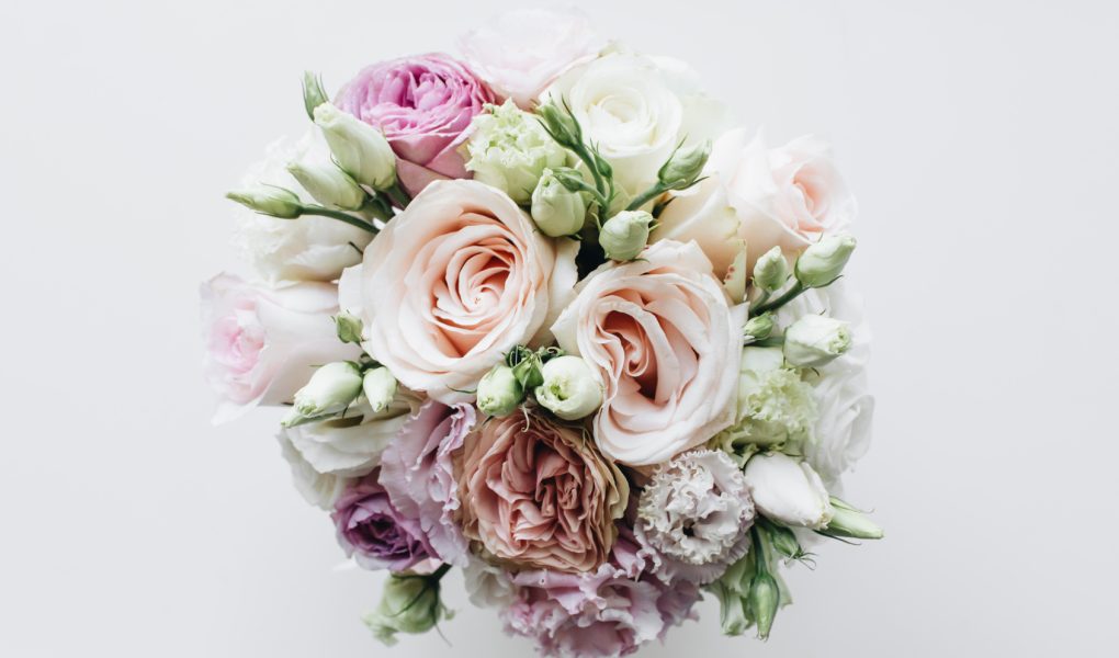 Bouquet de mariage de printemps aux fleurs tendres roses et blanches