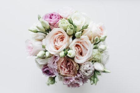 Bouquet de mariage de printemps aux fleurs tendres roses et blanches