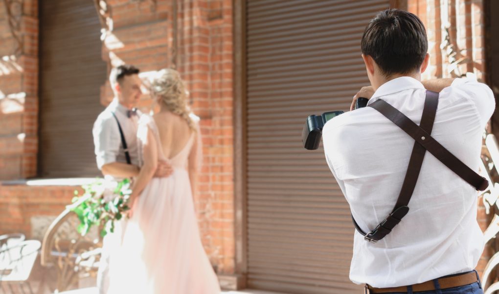 Photographe de mariage prenant des photos des mariés lors de la séance de couple