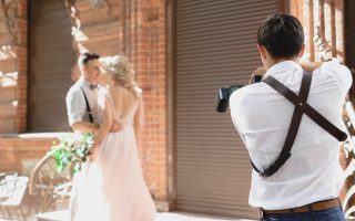 Photographe de mariage prenant des photos des mariés lors de la séance de couple