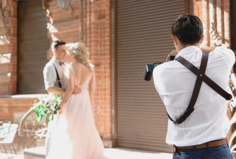 Photographe de mariage prenant des photos des mariés lors de la séance de couple