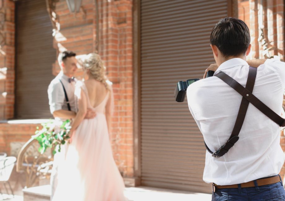 Photographe de mariage prenant des photos des mariés lors de la séance de couple